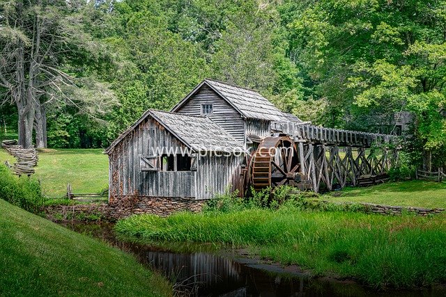 Historic Mabry Mill on Blue Ridge Parkway, Virginia | Rural Scenery